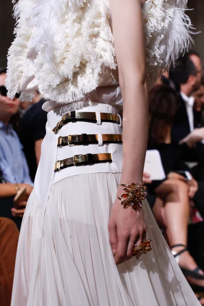Look 16